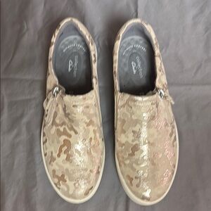 Clarks Ultimate Comfort Bronze Metallic Camo w/Taupe Slip-On Sneakers 8.5W